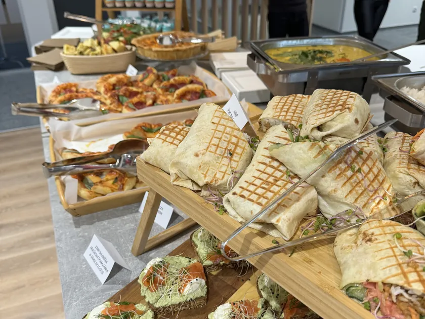 Wrapy, panini a teplé mísy na dřevěných stupních
